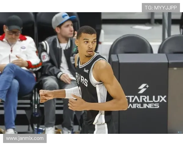 马刺包揽西部四大奖项 文班月最佳+最佳防守 马刺包揽西部四大奖项 文班月最佳+最佳防守